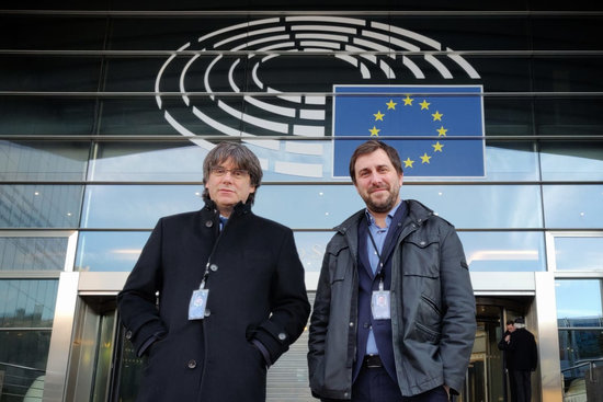 Former Catalan cabinet members Puigdemont and Comín pose in front of the European Parliament after picking up their definitive MEP accreditation (Marga Payola)